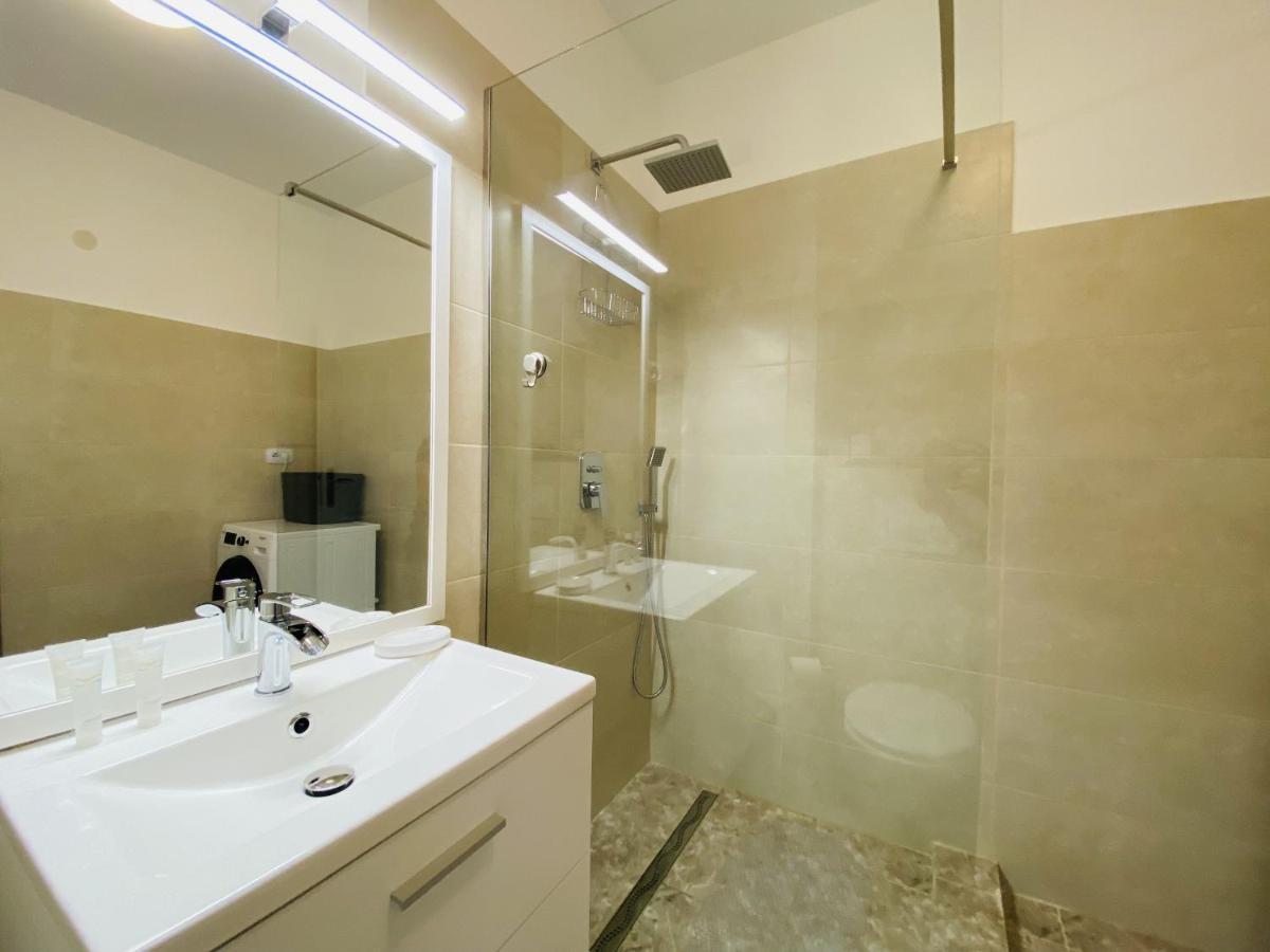 Deluxe Apartment With Balcony And Private Parking In Colvmna Residence クルージュ＝ナポカ エクステリア 写真